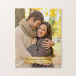 Gold Couple's Names Wedding Date Foto Puzzle<br><div class="desc">Elegante Hochzeit in Gold und Weiß,  Freund / Freundin,  Ehemann / Ehefrau Foto Puzzle. Fügen Sie Ihr Foto und Text hinzu. Dies ist ein süßes Geschenk für Valentinstag,  Hochzeiten,  Jubiläum,  Weihnachten oder jeden Tag.</div>