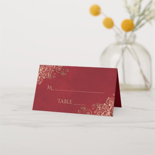 Gold Curls auf Crimson Red Elegant Wedding Write-I Platzkarte (Vorderseite)
