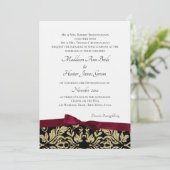 Gold Damask und Burgund Bow Wedding Einladung (Stehend Vorderseite)
