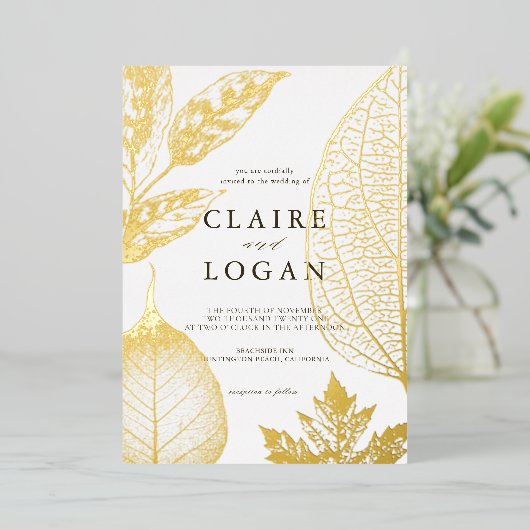 Gold Delikate Blätter Hochzeitsfoil Einladung (Stehend vorne)