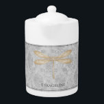 Gold Dragonfly Damask Teapot<br><div class="desc">Genießen Sie Ihren Tee mit einem Personalisierten Teekessel aus Gold Dragonfly Damask. Das Teekessel-Design zeichnet sich durch eine farbenfrohe Libelle gegen ein elegantes, Vintages, graues Damastmuster aus. Zusätzliche Geschenkartikel in diesem Design sowie eine Vielzahl von Farben.</div>