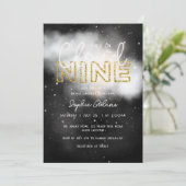 Gold Dreamy Sie ist auf Cloud Nine Brautparty Einladung (Stehend Vorderseite)