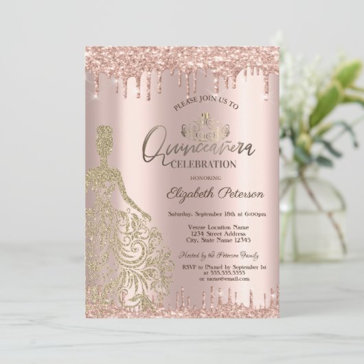 Gold Dress Rose Gold Glitzer Drops Quinceañera Einladung (Stehend Vorderseite)