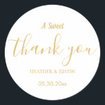 Gold Elegant A Sweet Danke Gastgeschenk Hochzeit Runder Aufkleber<br><div class="desc">Gold Elegant A Sweet Dankeschön Gastgeschenk Hochzeit Classic Round Sticker Elegant A Sweet Dankeschön Gastgeschenk Hochzeit Stickers Hochzeitsaufkleber für Gefälligkeiten,  ein Dankeschön-Aufkleber,  Gastgeschenk Aufkleber,  Hochzeitskartentetiketten, Gastgeschenk Hochzeit-Aufkleber, elegant, Dankeschön-Aufkleber, Gold und Weiß</div>