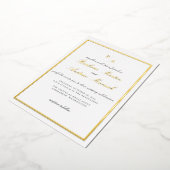 Gold Elegante Script Minimalistisch Wedding Folieneinladung (Gedreht)