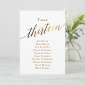 Gold Elegante Script-Tischnummer 13 Seating Chart Einladung (Stehend Vorderseite)