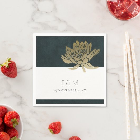 GOLD EMERALD GREEN LOTUS FLORAL MONOGRAM WEDD SERVIETTE (Beispiel)