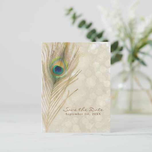 Gold Exotic Peacock Feather Glam Save the Date Ankündigungspostkarte (Stehend Vorderseite)