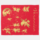 Gold Fees mit Pixie Staub auf rotem Monogramm | Fleecedecke (Vorderseite (Horizontal))