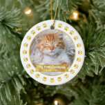 Gold First Christmas Pet Kitten Foto Paws Custom Keramik Ornament<br><div class="desc">"Mein erstes Weihnachten." Feiern Sie die Ankunft Ihres neuen Haustieres im vergangenen Jahr! Ein Imitat Goldfolienbanner mit dem Namen und dem Jahr Ihres Haustieres in weißer Typografie überlagert Ihr Kätzchen oder Welpen individuelles Foto. Eine spielerische Grenze von Imitaten, die mit Goldfolie bedruckt wird, umgibt sie. Genießen Sie die Wärme und...</div>