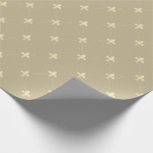 Gold Fleur-de-Lis auf Dusky Latte Brown Geschenkpapier (Ecke)