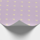 Gold Fleur-de-Lis auf Dusky Lilac Geschenkpapier (Ecke)