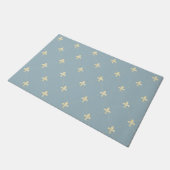 Gold Fleur-de-Lis Dusky Blue Fußmatte (Schrägansicht)