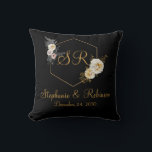 Gold Floral on Black Monogram Logo Hochzeitsgesche Kissen<br><div class="desc">Gold Blumen auf schwarzen Monogramm Hochzeitsgeschenk werfen Kissen. Großartiges Geschenk für frische Weds. Einfache Anpassung der Bräutigamen,  Initialen und Hochzeitstermin. Bestelle noch heute!</div>