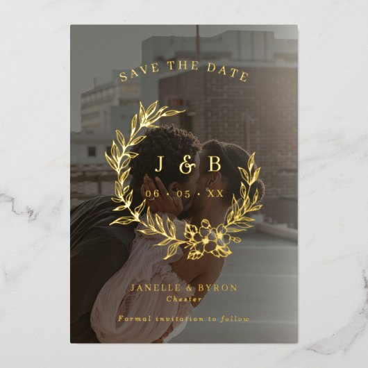 Gold Floral Wreath Monogram Foto Save the Date Folieneinladung (Vorderseite)