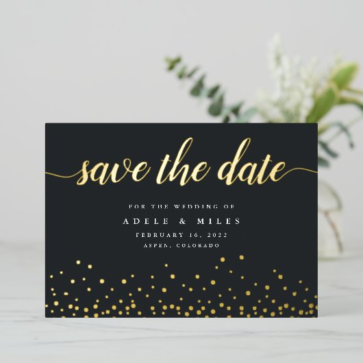 Gold Foil Calligraphy Confetti Save the Date Card Folieneinladung (Stehend vorne)