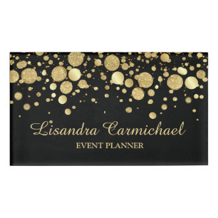 Gold Foil Confetti auf der schwarzen Namensmarke Namenschild