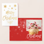 Gold Foil Frohe Weihnachten Snowflake Foto-Karte Folienkarte<br><div class="desc">Gold Foil Weihnachtshandschrift Script Snowflake Foto Card. Foto und Text dieser Weihnachtskarte können mit Ihrem Foto und Namen aktualisiert und angepasst werden. Diese Karte zeigt Ihren Namen auf der Innenseite der Gold Foil Weihnachtskarte an.</div>