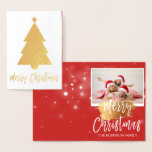 Gold Foil Frohe Weihnachtsbaum Foto-Karte Folienkarte<br><div class="desc">Gold Foil Weihnachtsbaum Red Hand Lettered Script Snowflake Foto Card. Foto und Text dieser Weihnachtskarte können mit Ihrem Foto und Namen aktualisiert und angepasst werden. Diese Karte zeigt Ihren Namen auf der Innenseite der Gold Foil Weihnachtskarte an.</div>