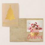 Gold Foil Frohe Weihnachtsbaum Foto-Karte Folienkarte<br><div class="desc">Gold Foil Weihnachtsbaum Red Hand Lettered Skript Papier Fotokarte. Foto und Text dieser Weihnachtskarte können mit Ihrem Foto und Namen aktualisiert und angepasst werden. Diese Karte zeigt Ihren Namen auf der Innenseite der Gold Foil Weihnachtskarte an.</div>
