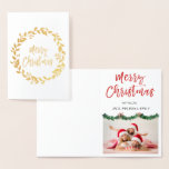 Gold Foil Frohe Weihnachtsgarland Foto-Karte Folienkarte<br><div class="desc">Gold Foil Weihnachtskranz Hand Briefe Script Garland Foto Card. Foto und Text dieser Weihnachtskarte können mit Ihrem Foto und Namen aktualisiert und angepasst werden. Diese Karte zeigt Ihren Namen auf der Innenseite der Gold Foil Weihnachtskarte an.</div>