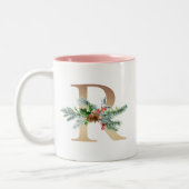 Gold Foil R Monogram Pine & Berry Christmas Zweifarbige Tasse (Links)