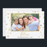 Gold Foil Snowflakes glauben Foto Card Feiertagskarte<br><div class="desc">Imitats Gold Foil Schneeflocken - Glauben Sie Christliche religiöse Weihnachten - Urlaub Fotokarte. Das Bild,  das Datum und der Familienname können auf dieser einfachen und eleganten Weihnachtsfotokarte ersetzt werden.</div>