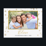 Gold Foil Snowflakes glauben Foto Card Feiertagspostkarte<br><div class="desc">Imitats Gold Foil Schneeflocken - Glauben Sie Christliche religiöse Weihnachten - Urlaub Fotokarte. Das Bild,  das Datum und der Familienname können auf dieser einfachen und eleganten Weihnachtsfotokarte ersetzt werden.</div>