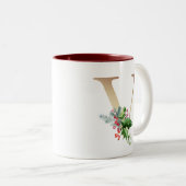 Gold Foil V Monogram Pine & Berry Christmas Zweifarbige Tasse (VorderseiteRechts)