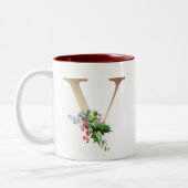 Gold Foil V Monogram Pine & Berry Christmas Zweifarbige Tasse (Links)