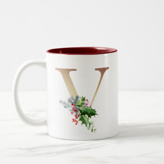 Gold Foil V Monogram Pine & Berry Christmas Zweifarbige Tasse (Links)