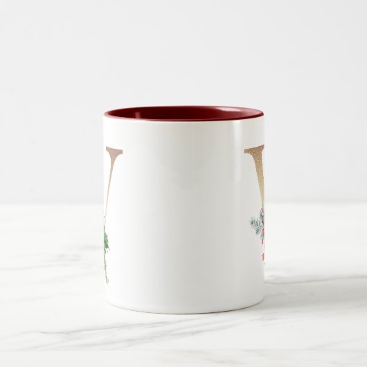 Gold Foil V Monogram Pine & Berry Christmas Zweifarbige Tasse (Mittel)