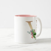 Gold Foil V Monogram Pine & Berry Christmas Zweifarbige Tasse (VorderseiteRechts)