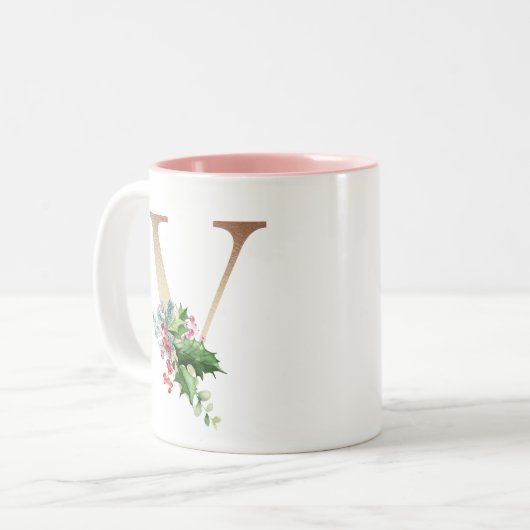 Gold Foil V Monogram Pine & Berry Christmas Zweifarbige Tasse (Vorderseite Links)