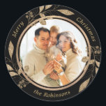 Gold Foliage Family Foto Black Christmas Runder Aufkleber<br><div class="desc">Modernes Calligraphie Black and Gold Family Foto Frohe Weihnachtsschrift Classic Round Sticker. Dieses festliche Foto-Urlaubsprojekt verfügt über ein hübsches Imitat goldgelben botanischen goldenen Blätter mit Beeren,  Familienname und Jahr in Gold auf schwarzem Hintergrund.</div>