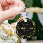 Gold Frills auf Black Bridesmaid Hochzeitsgeschenk Schlüsselanhänger<br><div class="desc">Diese Schlüsselanhänger sind so konzipiert, dass sie den Hochzeitsjungfrauen bei ihrer Hochzeitsfeier einen Vorzug geben. Sie zeichnen sich durch ein schlichtes und dennoch elegantes Design mit klassischem schwarzem Hintergrund, goldenen Schriftzeichen und einem glänzenden goldenen Imitat aus, das einen blühenden Rahmen bildet. Der Text sagt "Bridesmaid" mit Platz für ihren Namen,...</div>