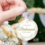 Gold Frills auf White Bridesmaid Hochzeitsgeschenk Schlüsselanhänger<br><div class="desc">Diese Schlüsselanhänger sind so konzipiert, dass sie den Hochzeitsjungfrauen bei ihrer Hochzeitsfeier einen Vorzug geben. Sie zeichnen sich durch ein schlichtes und dennoch elegantes Design mit klassischem weißem Hintergrund, goldenen Schriftzeichen und einem glänzenden goldenen Imitat mit blühenden Bändern aus. Der Text sagt "Bridesmaid" mit Platz für ihren Namen, die Namen...</div>