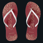Gold Frills Crimson Red Elegante Die Braut Hochzei Badesandalen<br><div class="desc">Tanzen Sie die Nacht mit diesen schönen Hochzeitsflip-Flops. Sie sind für die Braut konzipiert und zeichnen sich durch ein schlichtes und dennoch elegantes Design aus, das mit goldfarbenen Schriftzeichen auf gerötetem rotem Hintergrund und extravaganten goldenen Spitzen- und Wirbel besticht. Eine schöne Art, extravagant und angemessen bleibe, während Sie Ihren Füßen...</div>
