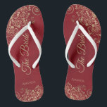 Gold Frills Crimson Red Elegante Die Braut Hochzei Badesandalen<br><div class="desc">Tanzen Sie die Nacht mit diesen schönen Hochzeitsflip-Flops. Sie sind für die Braut konzipiert und zeichnen sich durch ein schlichtes und dennoch elegantes Design aus, das mit goldfarbenen Schriftzeichen auf gerötetem rotem Hintergrund und extravaganten goldenen Spitzen- und Wirbel besticht. Eine schöne Art, extravagant und angemessen bleibe, während Sie Ihren Füßen...</div>
