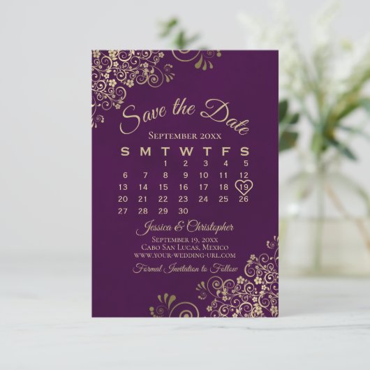 Gold Frills Plum Lila Eleganter Hochzeitkalender Save The Date (Stehend Vorderseite)