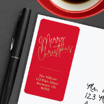 Gold Frohe Weihnachten auf Red Christmas Adresse Adressaufkleber<br><div class="desc">Frohe Weihnachten in Gold betont diese roten Adressetiketten personalisiert mit Ihrem Namen und Ihrer Adresse. Stilvoll für jeden Weihnachtsfeiertag. PASSENDE Artikel in unserer Sammlung.</div>