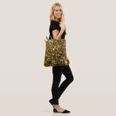 Gold funkeln: glänzender Hintergrund. Tasche (Am Model)
