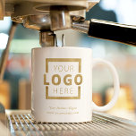 Gold für das Logo für Werbeaktionen Kaffeetasse<br><div class="desc">Personalisieren Sie diese Tasse einfach mit Ihrem Firmenlogo und Geschäftsinformationen. Werbe-Tasse machen einen bleibenden Eindruck,  sodass sie großartige Geschenke,  Geschenke oder Souvenirs für Kunden,  Kunden und Mitarbeiter machen. Design-Tipp: Bringen Sie die Anpassung des Brandings auf die nächste Stufe,  indem Sie eine Hintergrundfarbe auswählen,  die der Farbe Ihrer Marke entspricht.</div>