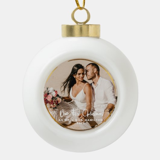 Gold Gerahmt unser erstes Weihnachtsfest Mr. & Mrs Keramik Kugel-Ornament (Vorderseite)