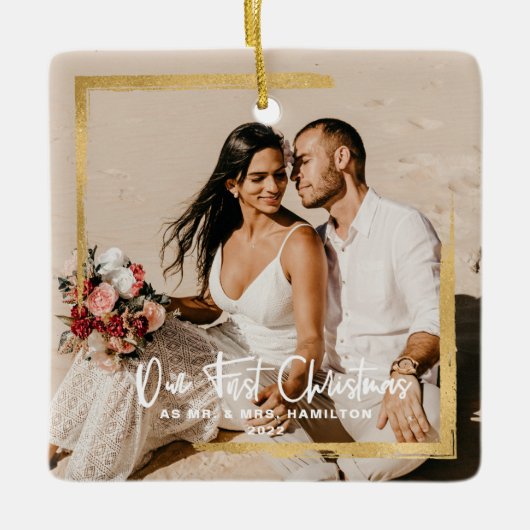 Gold Gerahmt unsere erste Weihnachtsfrau Mrs. Foto Keramikornament (Vorderseite)