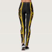 Gold geteerte keltische Knotenhaut auf schwarz Leggings (Rückseite)