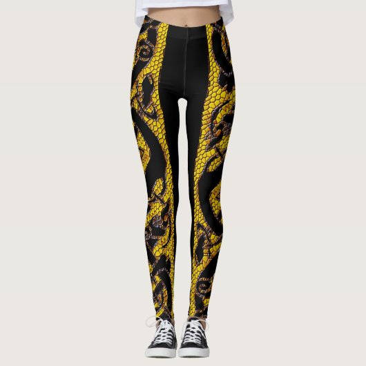 Gold geteerte keltische Knotenhaut auf schwarz Leggings (Vorderseite)