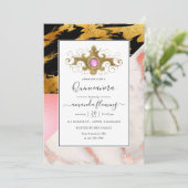 Gold Glam Glitzer Marmor Monogram Quinceañera Einladung (Stehend Vorderseite)
