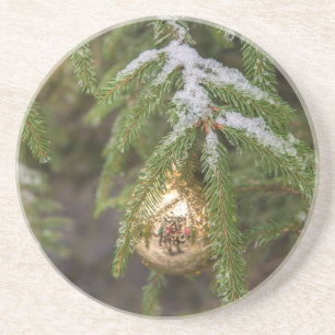 Gold Glass Christmas Ornament On Evergreen Tree Getränkeuntersetzer