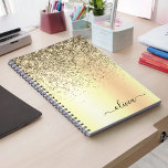 Gold Glitter Metal Monogram Glam Name Notizblock<br><div class="desc">Gold Imitate Foil Metallic Sparkle Glitzer gebürstete Metall Monogram Name Spiral Notebook Planner. Das macht den perfekten 16 Geburtstag,  Hochzeit,  Brautparty,  Jubiläum,  Babydusche oder Junggeselinnen-Abschied Geschenk für jemanden,  der Lieben glamourösen Luxus und schicke Stile.</div>